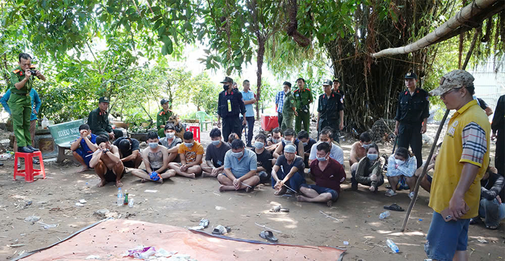 Các đối tượng cùng tang vật tại hiện trường. Ảnh: Tiến Tầm. Các đối tượng cùng tang vật tại hiện trường. Ảnh: Tiến Tầm.