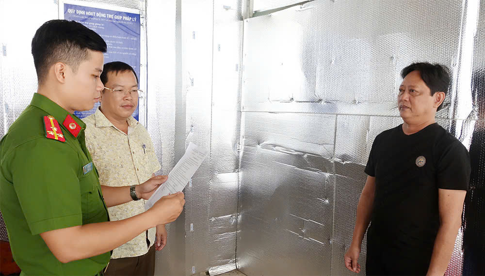 Cơ quan Công an tống đạt quyết định khởi tố, lệnh tạm giam đối với Nguyễn Minh Hùng Cơ quan Công an tống đạt quyết định khởi tố, lệnh tạm giam đối với Nguyễn Minh Hùng