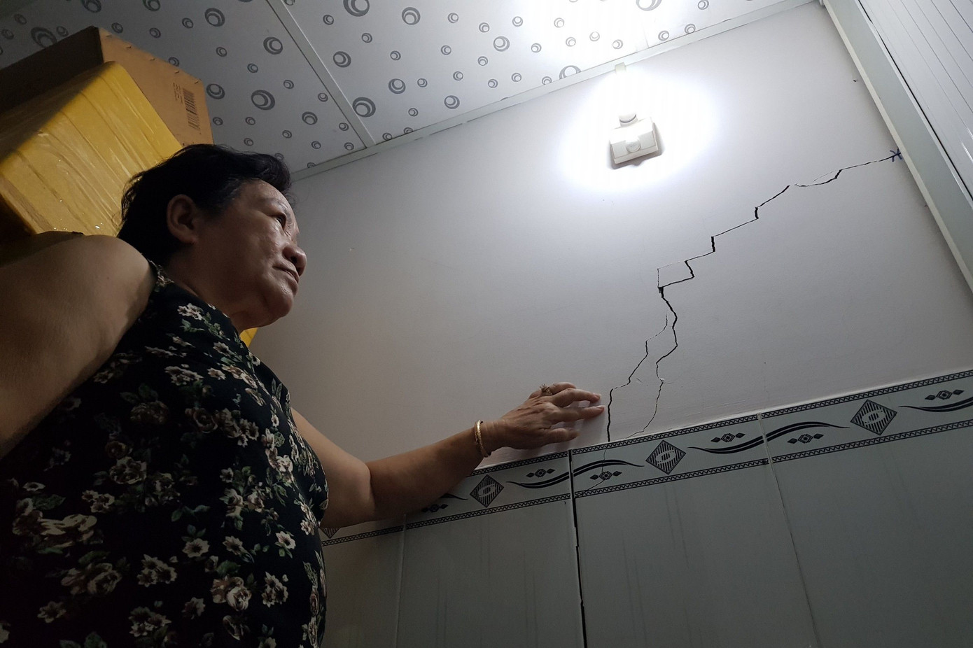 Nhà bà Hạnh xuất hiện nhiều vết nứt. Ảnh: Nhật Huy.