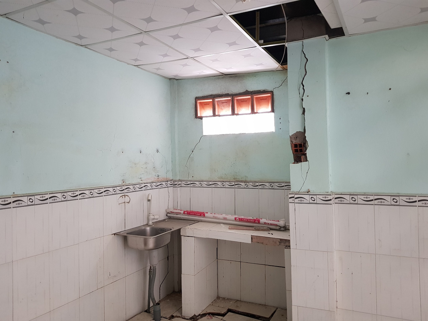 Ngoài những hộ dân có nhà bị ảnh hưởng nói trên, có một số trường hợp phải dọn đồ đạc đi nơi khác vì tường nhà sụt lún, hư hỏng nặng. Ảnh: Nhật Huy.