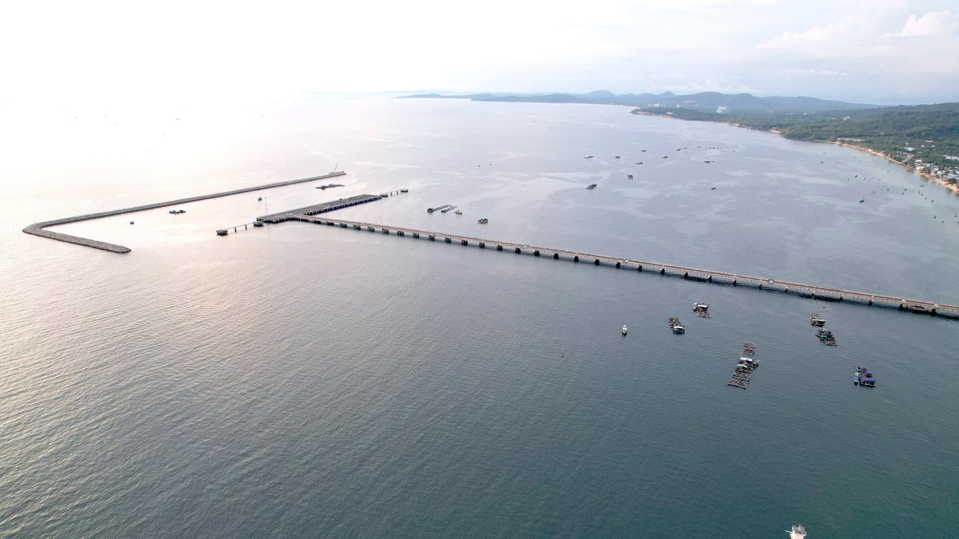 Thời gian qua, quanh Cảng hành khách quốc tế Phú Quốc (phường Dương Đông) có tàu đánh cá, bè nuôi cá neo đậu.