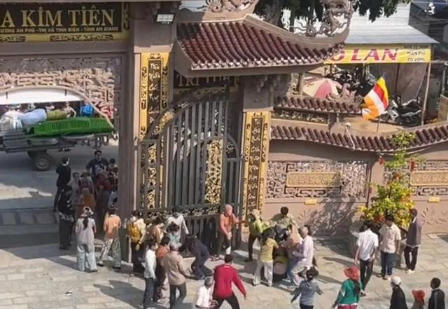 Hiện trường nơi xảy ra vụ việc. Ảnh cắt từ clip. Hiện trường nơi xảy ra vụ việc. Ảnh cắt từ clip.