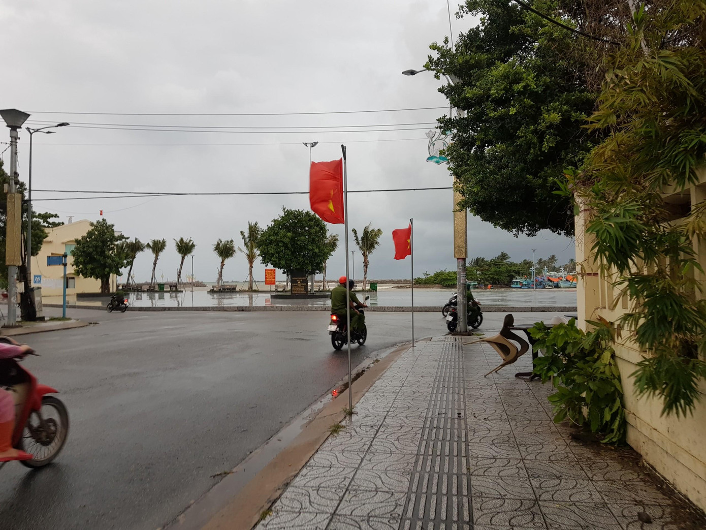 Sáng nay thời tiết trên đảo Phú Quốc mưa lớn.