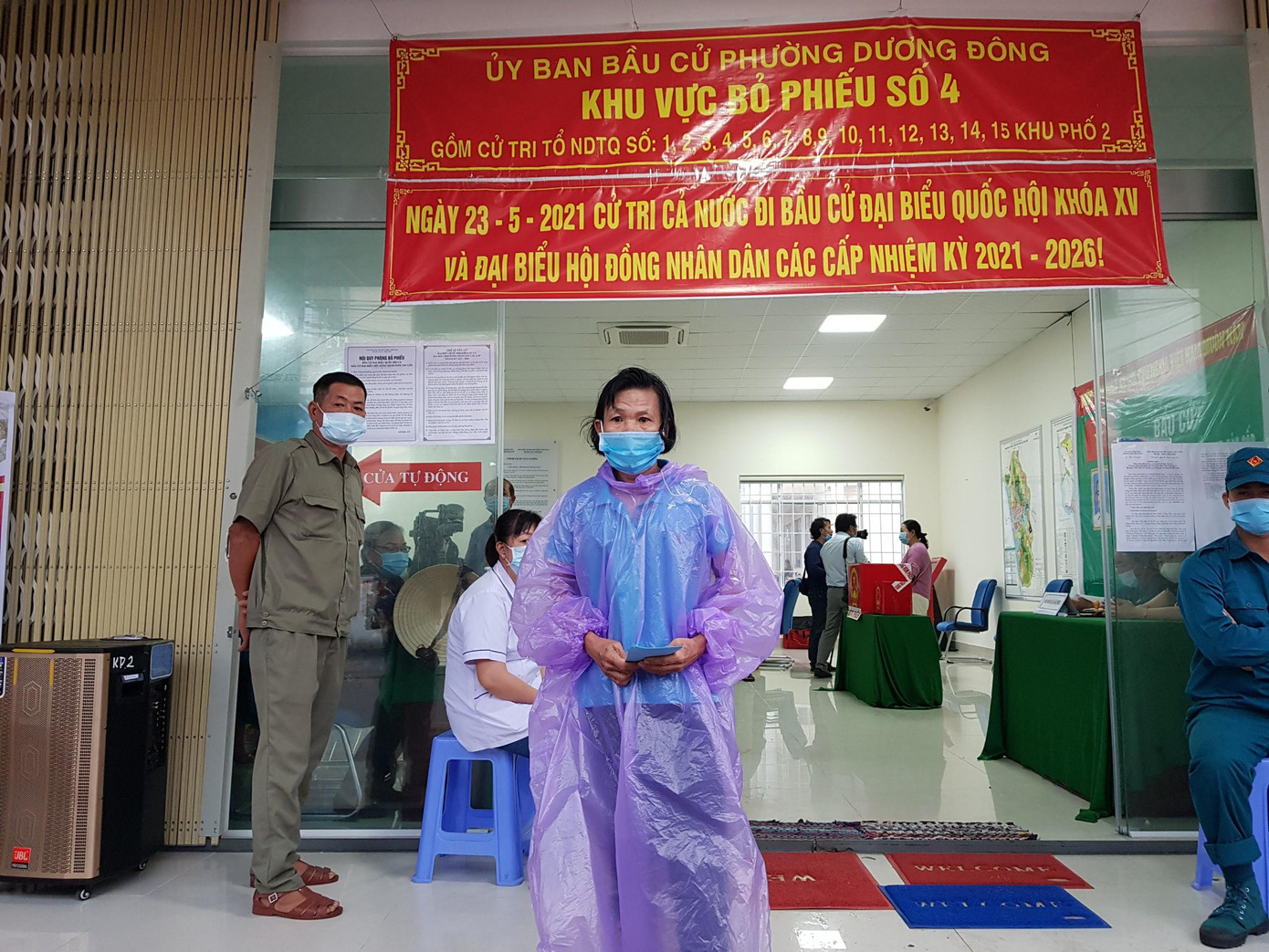 Ghi nhận của PV, sáng nay, Phú Quốc có mưa to, gió lớn nhưng các cử tri vẫn mặc áo mưa để đến các điểm bỏ phiếu thực hiện quyền công dân của mình. Ảnh Nhật Huy.