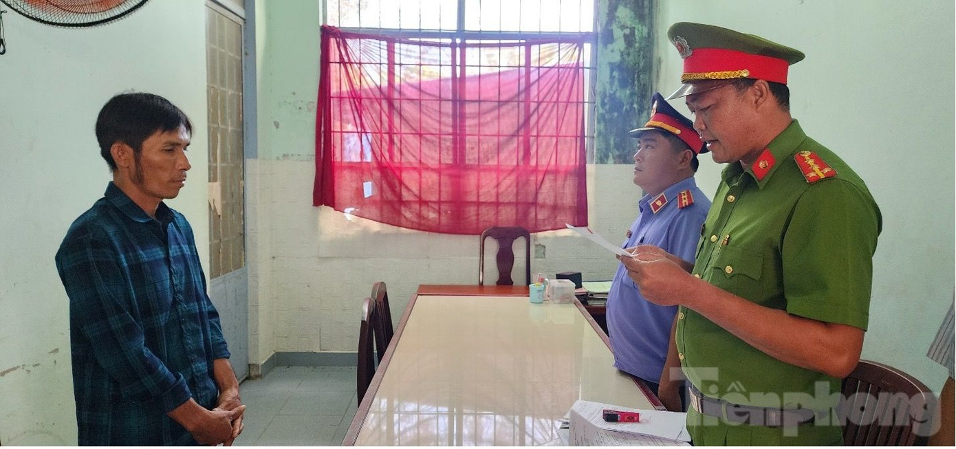 Tống đạt quyết định khởi tố bị can đối với Đặng Văn Thắm.