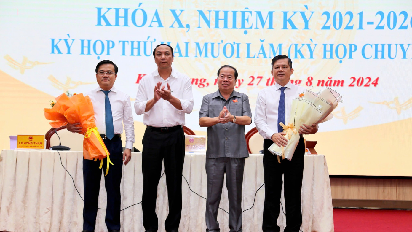 Ông Giang Thanh Khoa (bìa trái) được bầu giữ chức Phó Chủ tịch UBND tỉnh Kiên Giang.