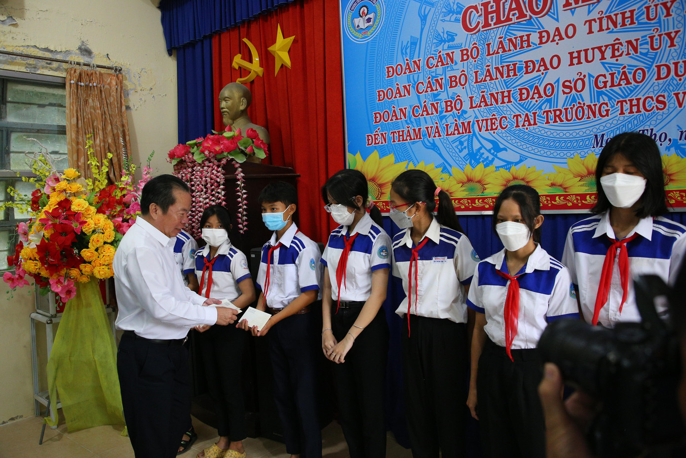 Lãnh đạo Tỉnh uỷ Kiên Giang trao học bổng cho học sinh nghèo hiếu học.