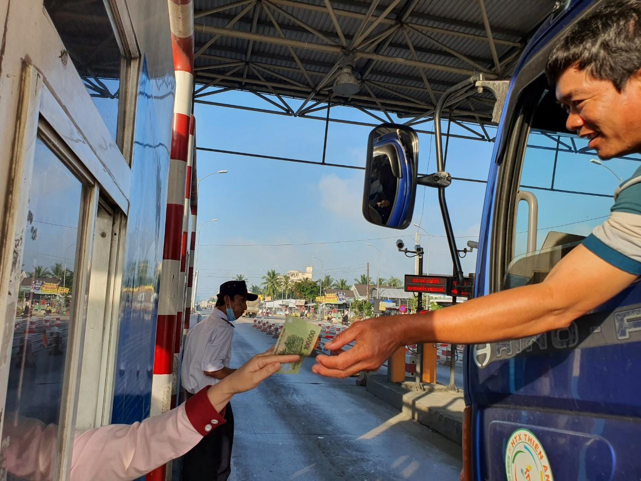 Một số trường hợp phương tiện chưa dán thẻ thu phí tự động nên phải trả tiền mặt. Một số trường hợp phương tiện chưa dán thẻ thu phí tự động nên phải trả tiền mặt.