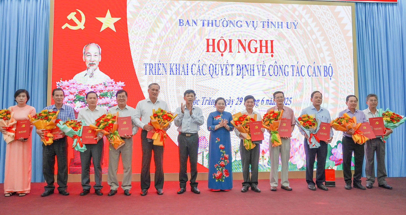 Lãnh đạo Tỉnh uỷ Sóc Trăng trao quyết định cho các cán bộ.