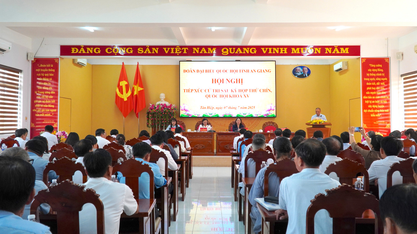 Quang cảnh buổi tiếp xúc cử tri.
