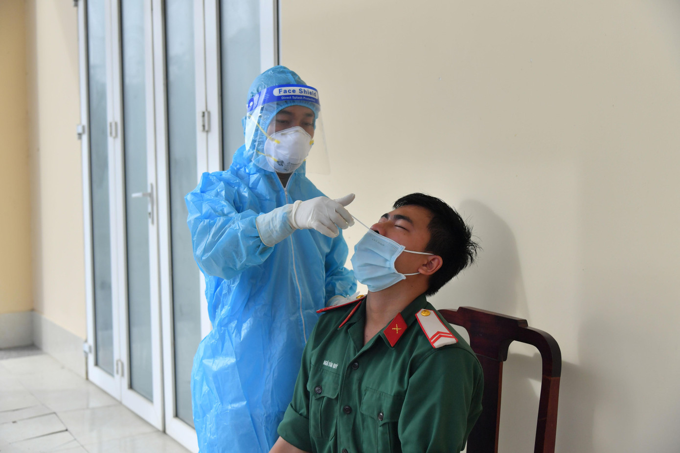 Cán bộ, chiến sĩ tham gia hiến máu được test nhanh COVID-19. Cán bộ, chiến sĩ tham gia hiến máu được test nhanh COVID-19.