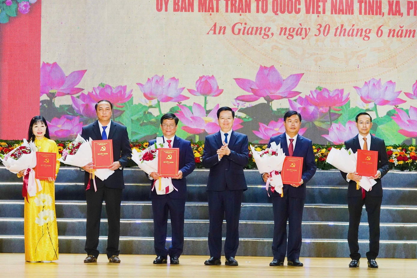 Trao Quyết định của Bộ Chính trị chỉ định Bí thư, các Phó Bí thư Tỉnh ủy An Giang mới. Trao Quyết định của Bộ Chính trị chỉ định Bí thư, các Phó Bí thư Tỉnh ủy An Giang mới.