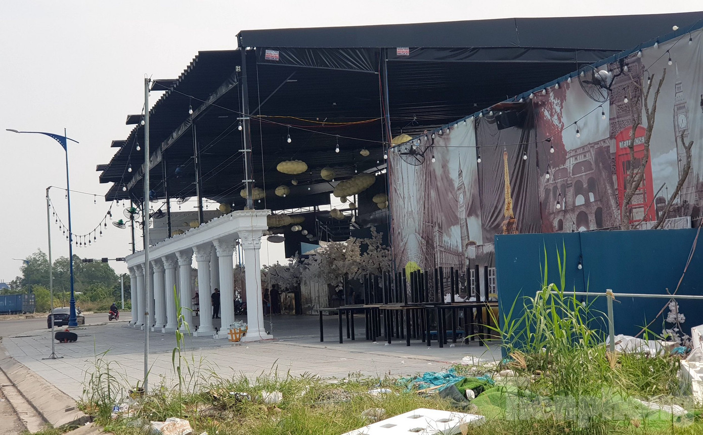 Toàn bộ bàn ghế, tiểu cảnh hoa anh đào đã thu dọn.