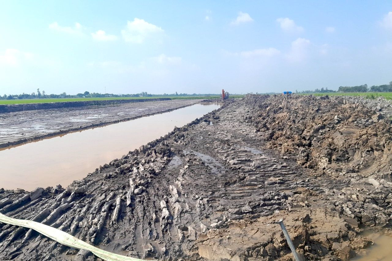 Dự án cao tốc đi qua địa bàn Cần Thơ gặp khó về nguồn cát, nhà thầu đã đào bóc đất hữu cơ nhưng chưa có cát để san lấp. Dự án cao tốc đi qua địa bàn Cần Thơ gặp khó về nguồn cát, nhà thầu đã đào bóc đất hữu cơ nhưng chưa có cát để san lấp.