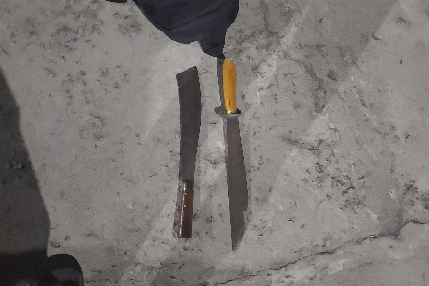 Hung khí để khống chế nạn nhân cướp tài sản. Ảnh: Văn Vũ.