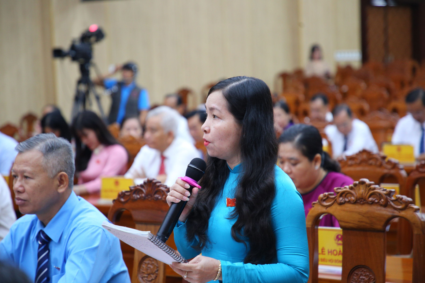 Đại biểu Nguyễn Thị Hồng Phượng chất vấn. Đại biểu Nguyễn Thị Hồng Phượng chất vấn.