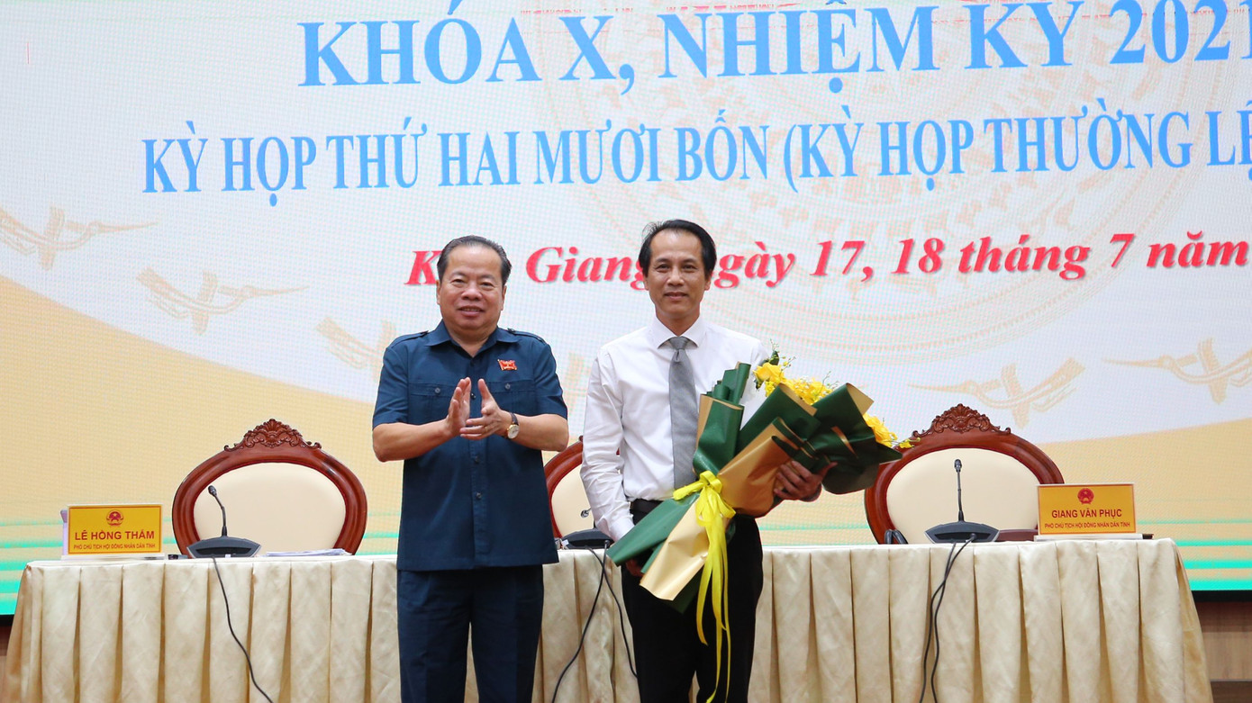 Ông Mai Văn Huỳnh - Chủ tịch HĐND tỉnh Kiên Giang (trái) tặng hoa chúc mừng ông Hồ Văn Dũng trúng cử Ủy viên UBND tỉnh.