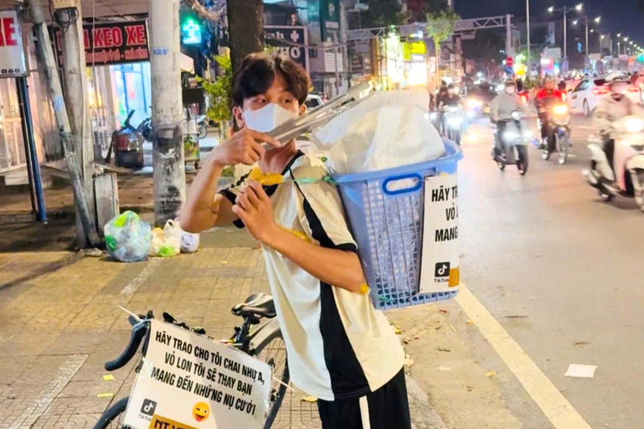 Nguyễn Phú Khang - thành viên nhóm đạp xe rong ruổi các con phố để nhặt các loại rác nhựa, kim loại rồi tặng lại người nhặt ve chai. Nguyễn Phú Khang - thành viên nhóm đạp xe rong ruổi các con phố để nhặt các loại rác nhựa, kim loại rồi tặng lại người nhặt ve chai.