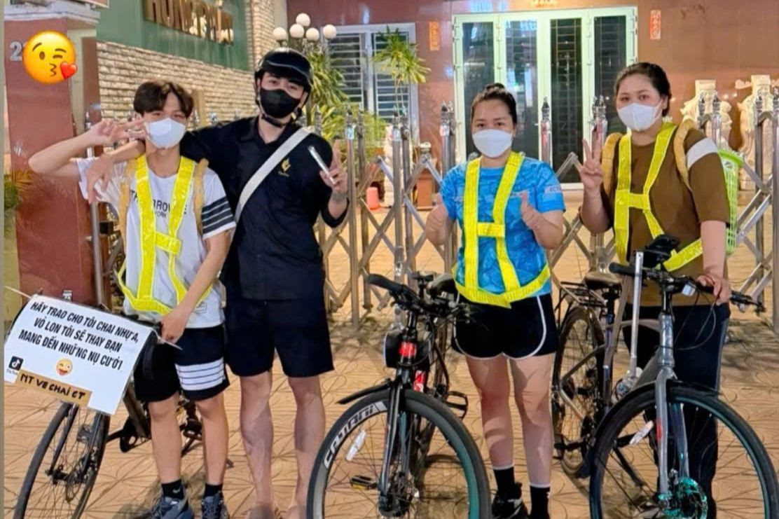 Nhóm bạn đạp xe đi lượm chai nhựa, vỏ lon đem cho người làm nghề nhặt ve chai. Nhóm bạn đạp xe đi lượm chai nhựa, vỏ lon đem cho người làm nghề nhặt ve chai.