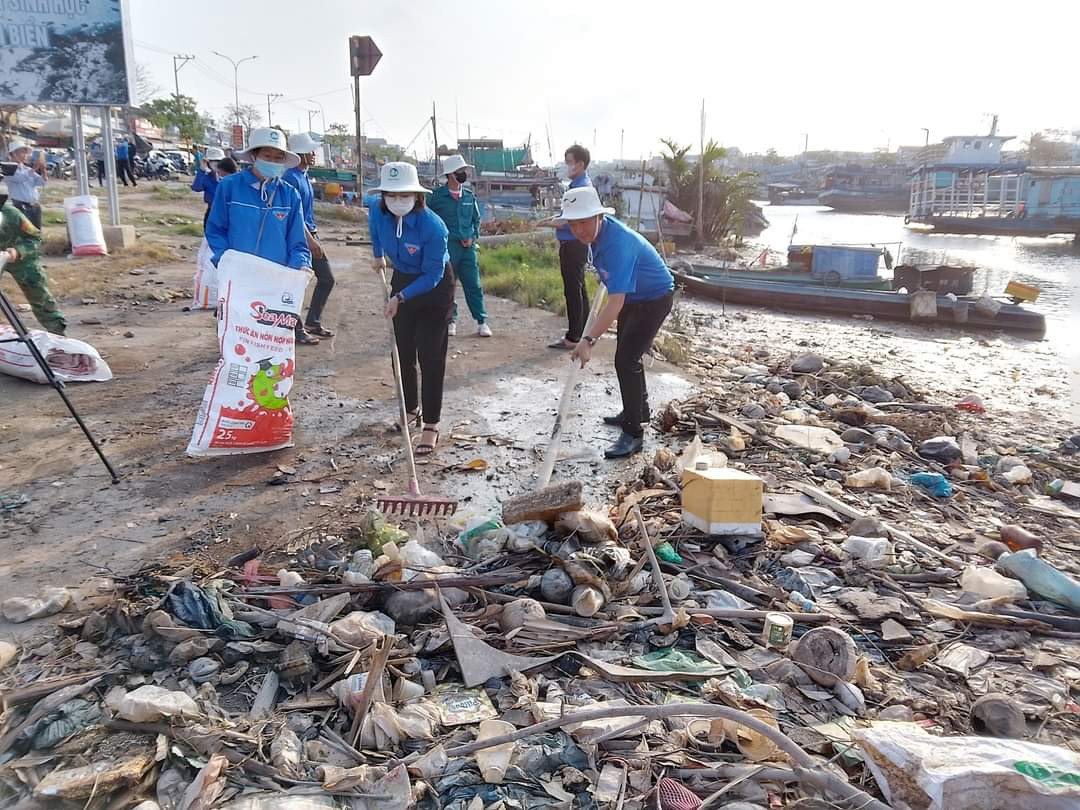 Tuổi trẻ Sóc Trăng ra quân Chiến dịch “Hãy làm sạch biển”.