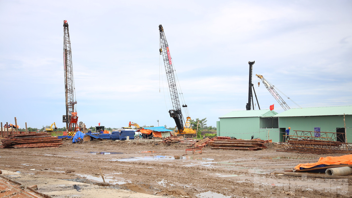 Toàn dự án thành phần 2 cần 7 triệu m3 cát, tỉnh An Giang đã cấp mỏ cát ở xã Bình Phước Xuân, huyện Chợ Mới với khoảng 2,4 triệu m3 cát (đã khai thác giữa tháng 4/2024). Ảnh: Nhật Huy. Toàn dự án thành phần 2 cần 7 triệu m3 cát, tỉnh An Giang đã cấp mỏ cát ở xã Bình Phước Xuân, huyện Chợ Mới với khoảng 2,4 triệu m3 cát (đã khai thác giữa tháng 4/2024). Ảnh: Nhật Huy.