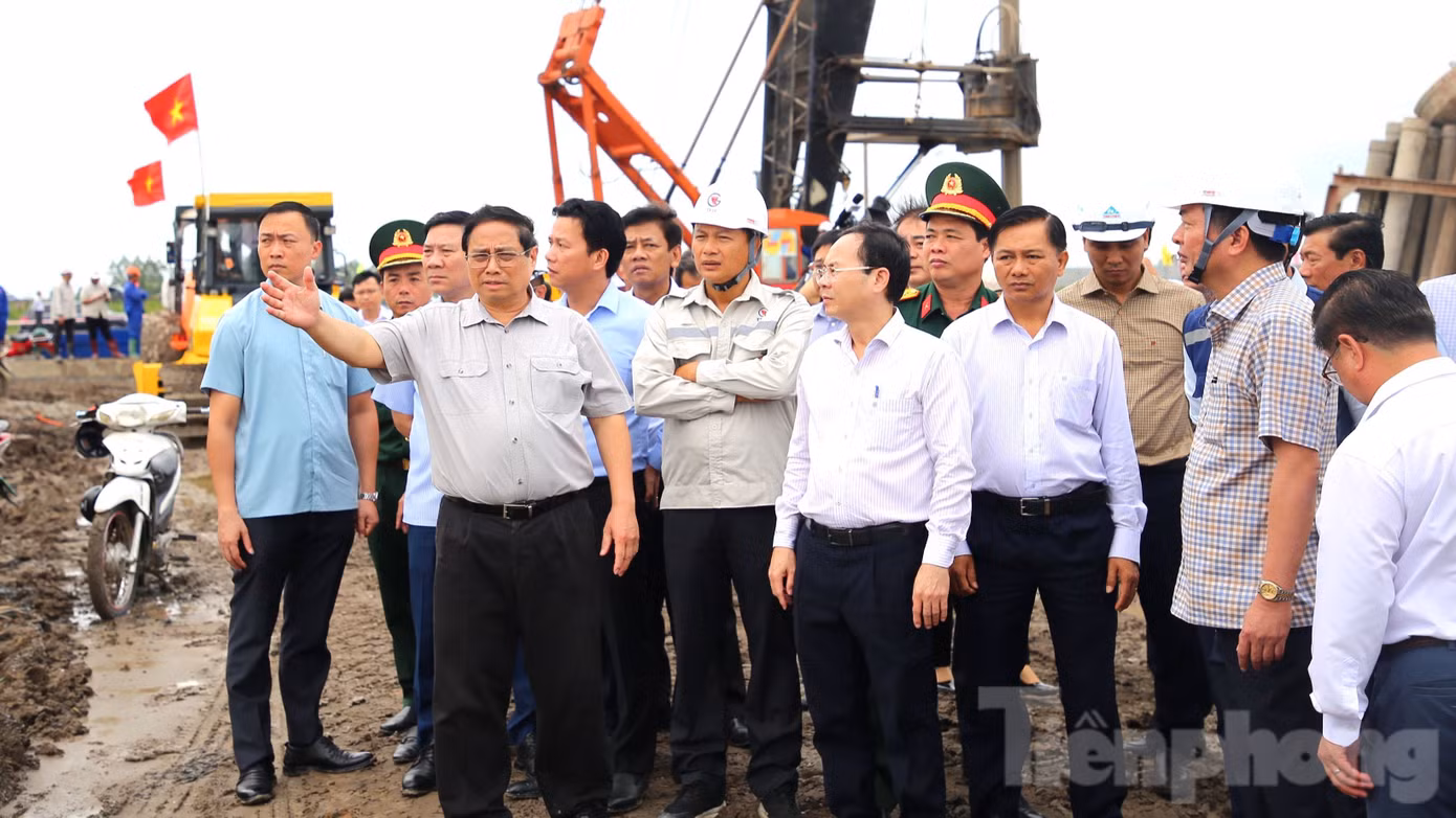 Cùng đi với Thủ tướng Chính phủ có Bộ trưởng Bộ Giao thông vận tải Nguyễn Văn Thắng, Bộ trưởng Bộ Tài nguyên và Môi trường Đặng Quốc Khánh, cùng lãnh đạo các bộ, ngành, địa phương Đồng bằng sông Cửu Long. Ảnh: Nhật Huy.