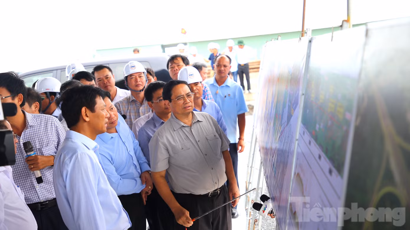 Báo cáo với Thủ tướng, Ban quản lý dự án đầu tư xây dựng TP. Cần Thơ (chủ đầu tư dự án thành phần 2) cho biết, dự án hiện đã đủ nguồn cát đắp nền. Ảnh: Nhật Huy.