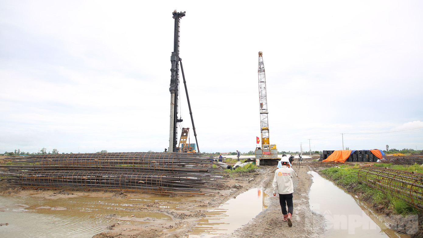 Dự án thành phần 2 cao tốc Châu Đốc - Cần Thơ - Sóc Trăng có 5 gói thầu xây lắp (4 gói thầu xây lắp và 1 gói thầu xây lắp hệ thống an toàn giao thông). Đến nay, tổng giá trị thực hiện các gói thầu xây lắp đạt gần 5% (chậm so với kế hoạch khoảng 13%). Ảnh: Nhật Huy. Dự án thành phần 2 cao tốc Châu Đốc - Cần Thơ - Sóc Trăng có 5 gói thầu xây lắp (4 gói thầu xây lắp và 1 gói thầu xây lắp hệ thống an toàn giao thông). Đến nay, tổng giá trị thực hiện các gói thầu xây lắp đạt gần 5% (chậm so với kế hoạch khoảng 13%). Ảnh: Nhật Huy.