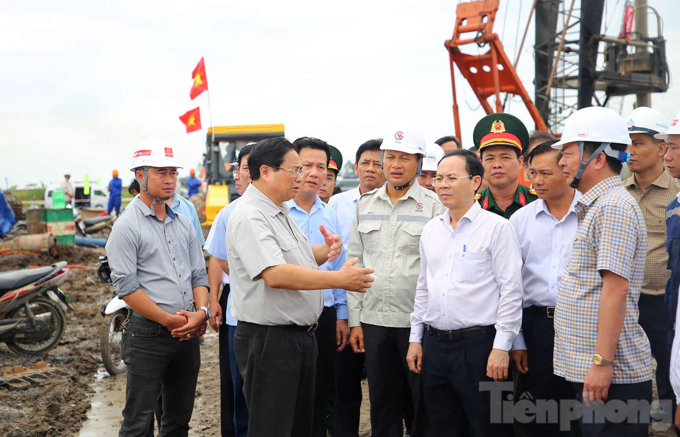 Thủ tướng Phạm Minh Chính kiểm tra tình hình triển khai dự án cao tốc Châu Đốc - Cần Thơ - Sóc Trăng trên địa bàn TP. Cần Thơ. Ảnh: Nhật Huy. Thủ tướng Phạm Minh Chính kiểm tra tình hình triển khai dự án cao tốc Châu Đốc - Cần Thơ - Sóc Trăng trên địa bàn TP. Cần Thơ. Ảnh: Nhật Huy.