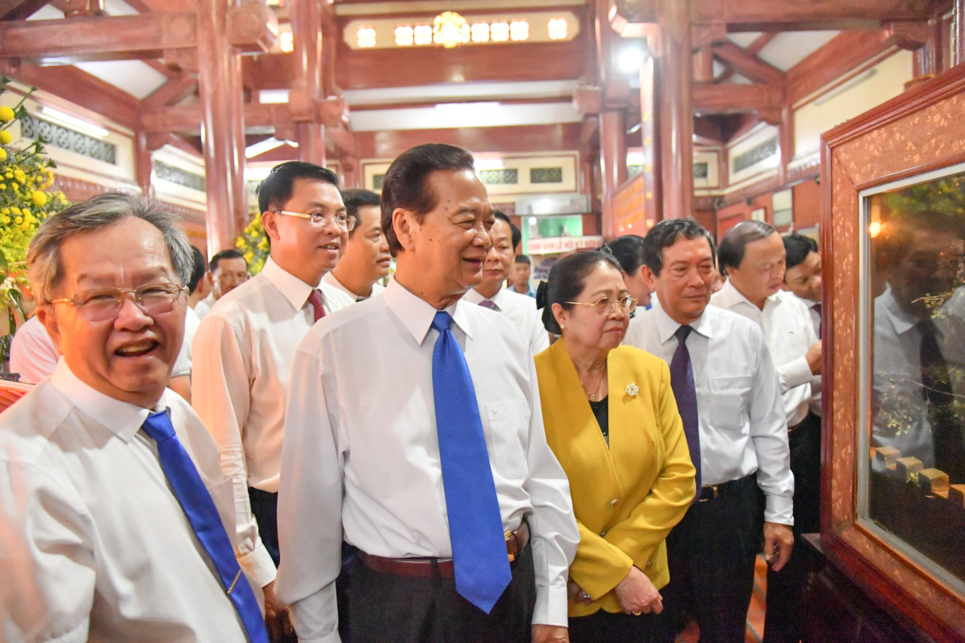 Sau khi thắp hương, đoàn tham quan nhà trưng bày thân thế, sự nghiệp Anh hùng dân tộc Nguyễn Trung Trực bên trong khuôn viên di tích.