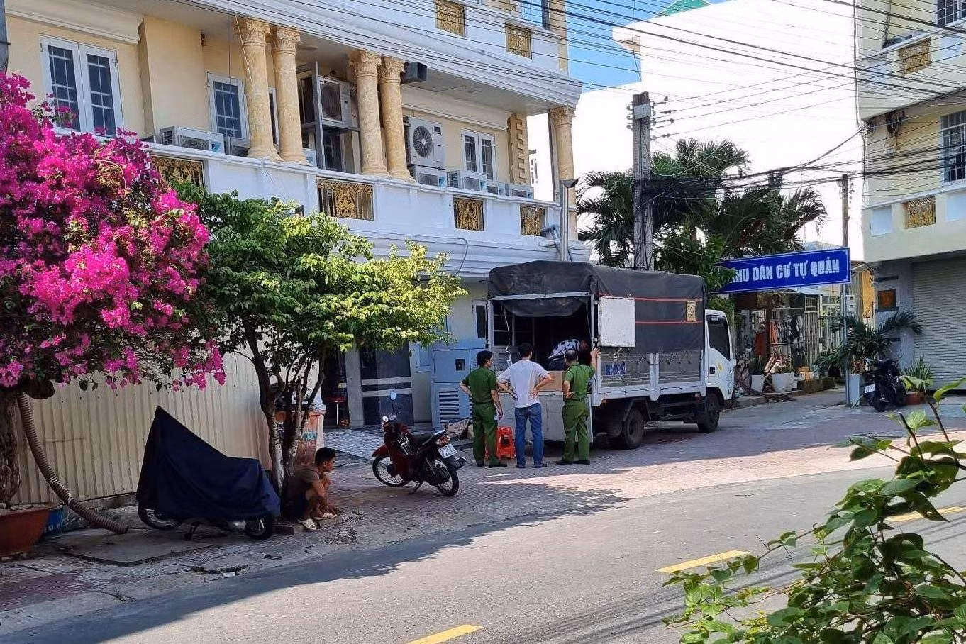 Công an kiểm tra nhóm người bán hàng tại khách sạn L.T (phường 5, TP. Cà Mau). Công an kiểm tra nhóm người bán hàng tại khách sạn L.T (phường 5, TP. Cà Mau).
