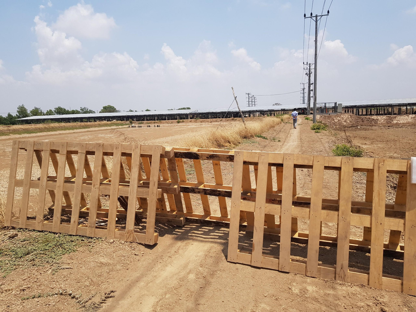 Theo ghi nhận của phóng viên, hệ thống điện mặt trời toạ lạc tại xã Liêu Tú, huyện Trần Đề vắng bóng người, bên ngoài được rào chắn.