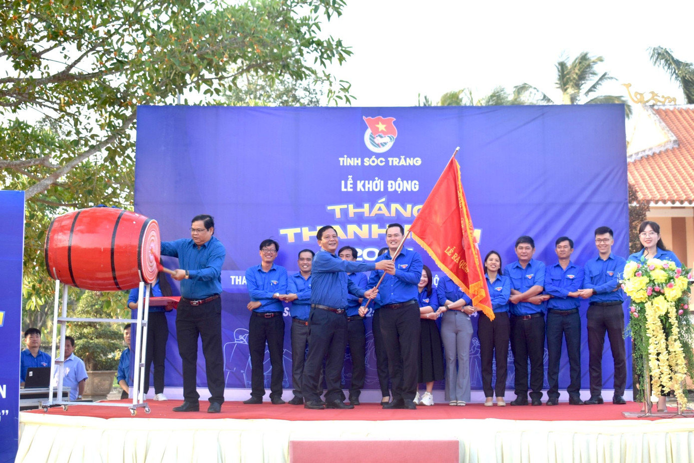 Ông Dương Sà Kha - Trưởng Ban Dân vận Tỉnh ủy, Chủ tịch Ủy ban MTTQ Việt Nam tỉnh Sóc Trăng trao cờ xuất quân Tháng Thanh niên năm 2024.