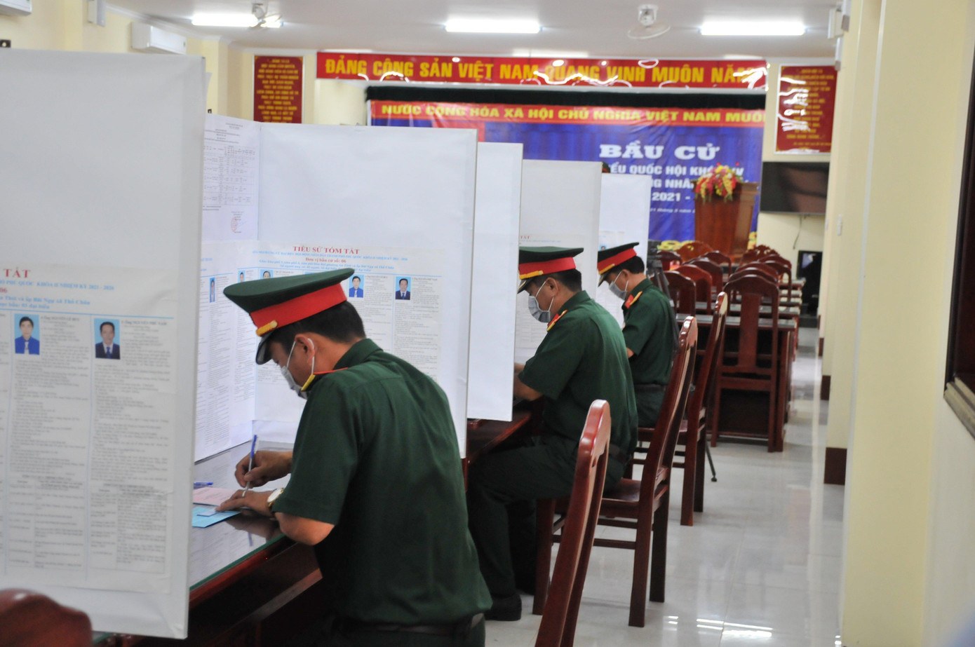 Cử tri vào phòng kín để bầu chọn.