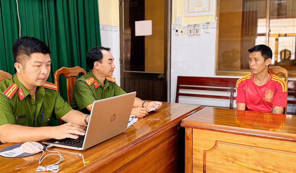 Hồ Minh Thuận tại cơ quan công an. Ảnh: Tiến Tầm. Hồ Minh Thuận tại cơ quan công an. Ảnh: Tiến Tầm.