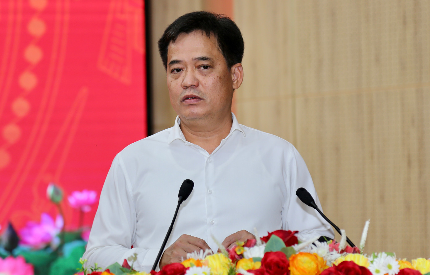 Bí thư Thành uỷ Phú Quốc phát biểu thảo luận tại hội nghị. Bí thư Thành uỷ Phú Quốc phát biểu thảo luận tại hội nghị.