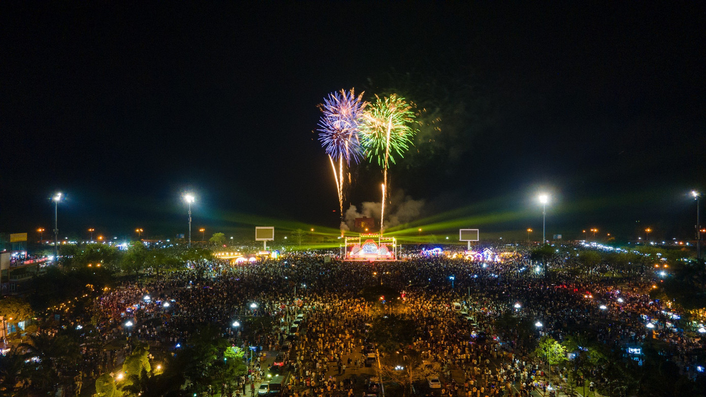 Tại TP. Rạch Giá, UBND tỉnh Kiên Giang tổ chức chương trình nghệ thuật chào đón năm mới Xuân Giáp Thìn 2024 với chủ đề Kiên Giang chào xuân mới và lễ hội đón Giao thừa và bắn pháo hoa được truyền hình trực tiếp. Tại TP. Rạch Giá, UBND tỉnh Kiên Giang tổ chức chương trình nghệ thuật chào đón năm mới Xuân Giáp Thìn 2024 với chủ đề Kiên Giang chào xuân mới và lễ hội đón Giao thừa và bắn pháo hoa được truyền hình trực tiếp.