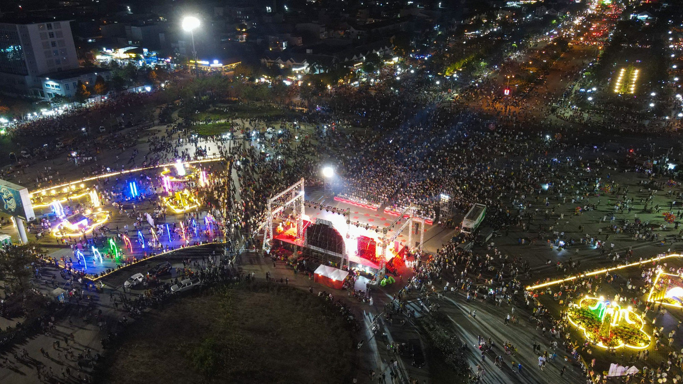 Đông đảo người dân đến xem chương trình nghệ thuật và bắn pháo hoa. Đông đảo người dân đến xem chương trình nghệ thuật và bắn pháo hoa.