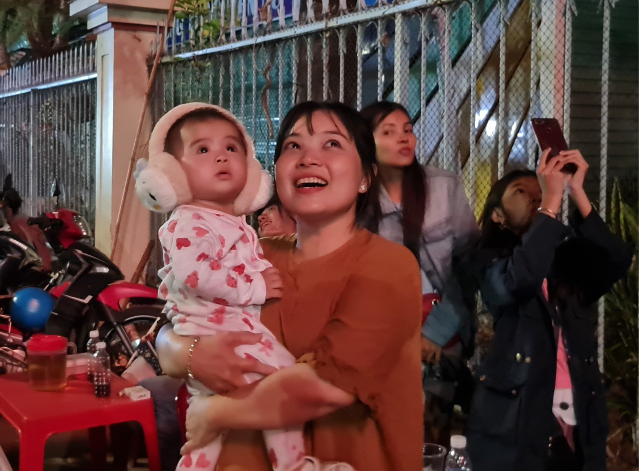 Nhiều người mong muốn năm mới 2024 với mọi điều tốt đẹp, may mắn và bình an. Ảnh: Nhật Huy. Nhiều người mong muốn năm mới 2024 với mọi điều tốt đẹp, may mắn và bình an. Ảnh: Nhật Huy.