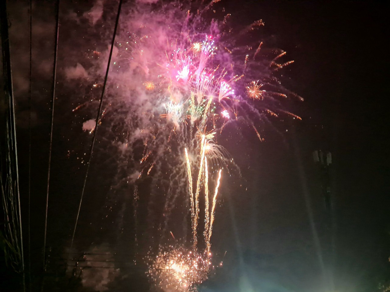 Tại TP. Long Xuyên, tỉnh An Giang, đúng 22h, những màn pháo hoa rực rỡ được bắn lên không trung trong những tiếng hò reo của người dân. Tại TP. Long Xuyên, tỉnh An Giang, đúng 22h, những màn pháo hoa rực rỡ được bắn lên không trung trong những tiếng hò reo của người dân.