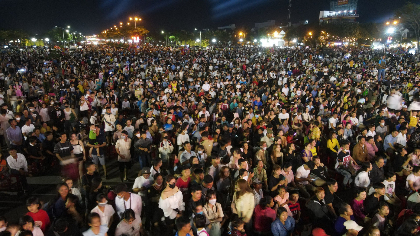 Tại Quảng trường Trần Quang Khải (TP. Rạch Giá, tỉnh Kiên Giang) hàng nghìn người dân mãn nhãn với màn bắn pháo hoa tuyệt đẹp chào mừng năm mới. Tại Quảng trường Trần Quang Khải (TP. Rạch Giá, tỉnh Kiên Giang) hàng nghìn người dân mãn nhãn với màn bắn pháo hoa tuyệt đẹp chào mừng năm mới.