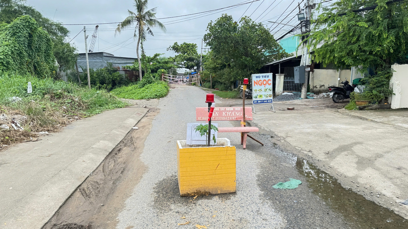 Lực lượng chức năng căng dây, lắp đặt cảnh báo và dừng lưu thông qua cầu Bà Lễ.