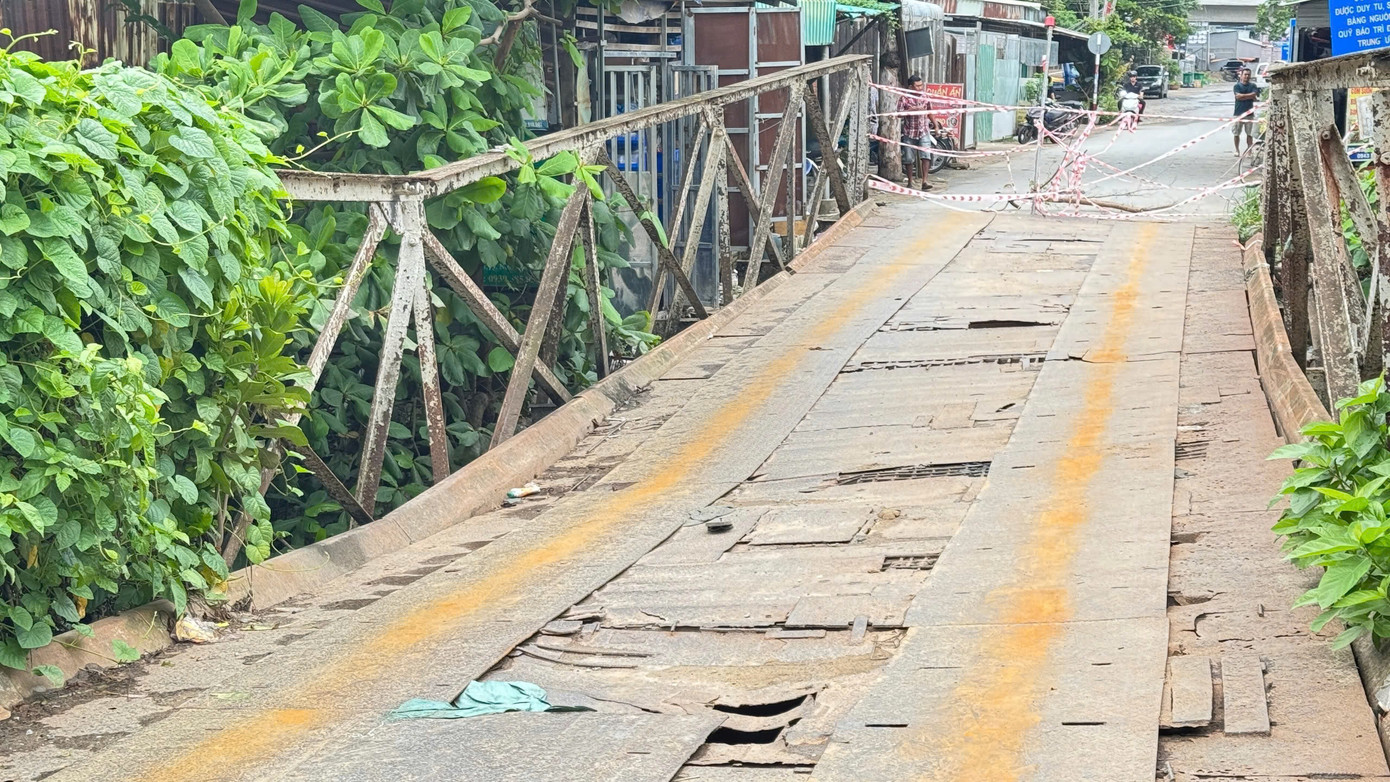 Cầu sắt Bà Lễ sụp lún sau khi xe ben chở đầy cát đi qua.