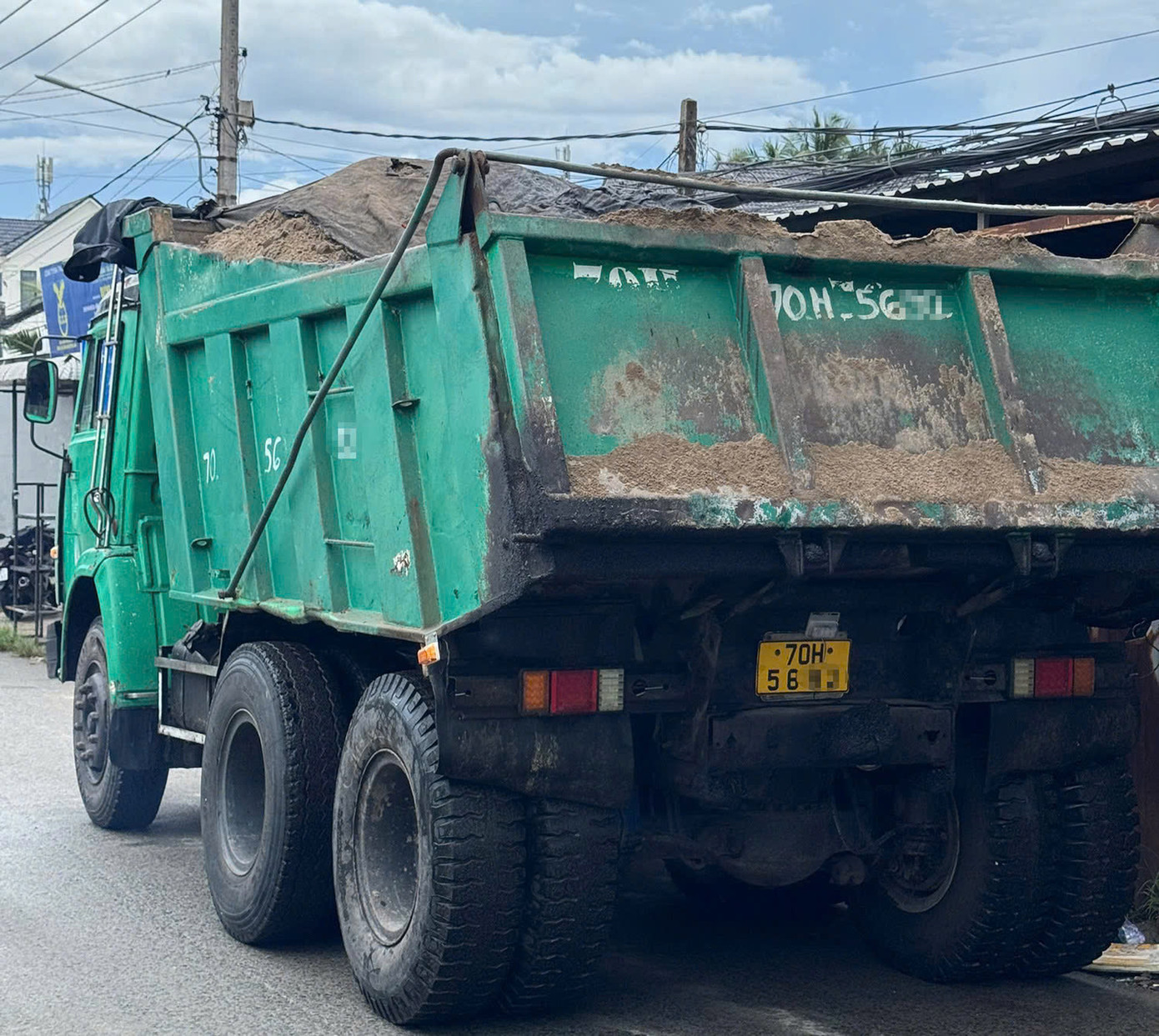 Xe ben chở đầy cát có trọng tải khoảng 20 tấn đi qua cầu Bà Lễ, dù cầu chỉ cho phép xe tải trọng 5 tấn đi qua.