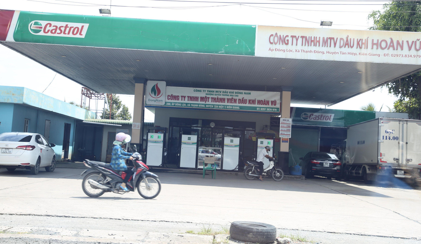 Một cửa hàng xăng dầu trên địa bàn huyện Tân Hiệp Kiên Giang treo biển 'hết xăng". Một cửa hàng xăng dầu trên địa bàn huyện Tân Hiệp Kiên Giang treo biển 'hết xăng".