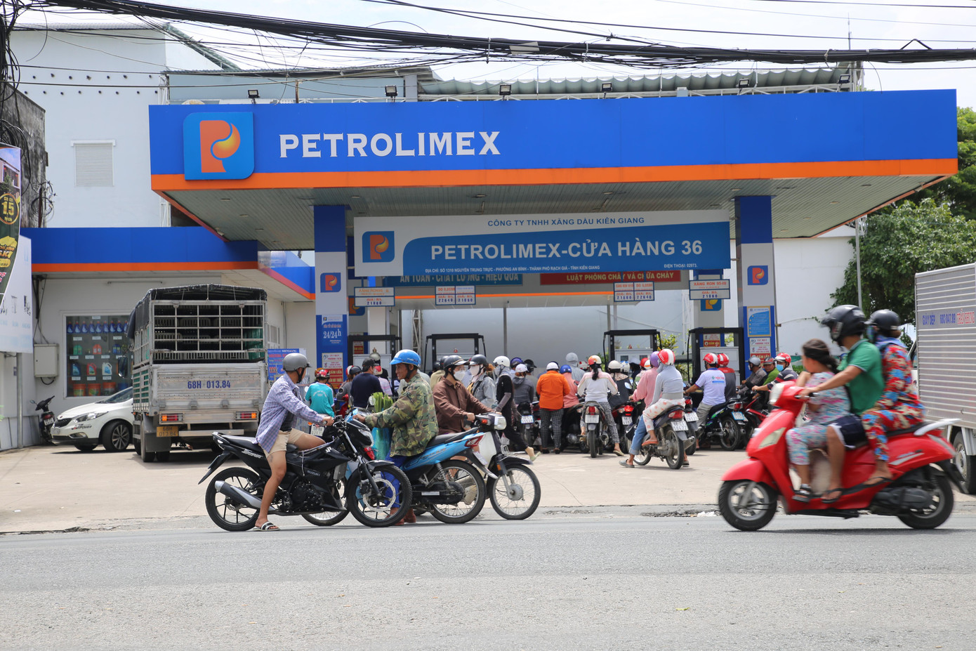 Một số cây xăng trên địa bàn TP. Rạch Giá (Kiên Giang) luôn quá tải. Một số cây xăng trên địa bàn TP. Rạch Giá (Kiên Giang) luôn quá tải.