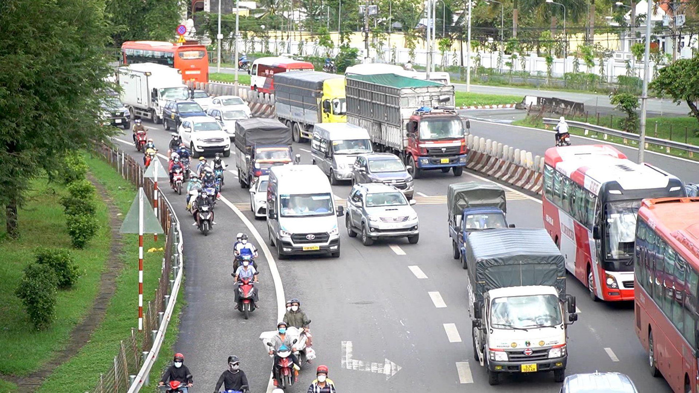 Trên tuyến quốc lộ 1, đoạn qua địa bàn tỉnh Vĩnh Long, xe mỗi lúc một đông. Trên tuyến quốc lộ 1, đoạn qua địa bàn tỉnh Vĩnh Long, xe mỗi lúc một đông.