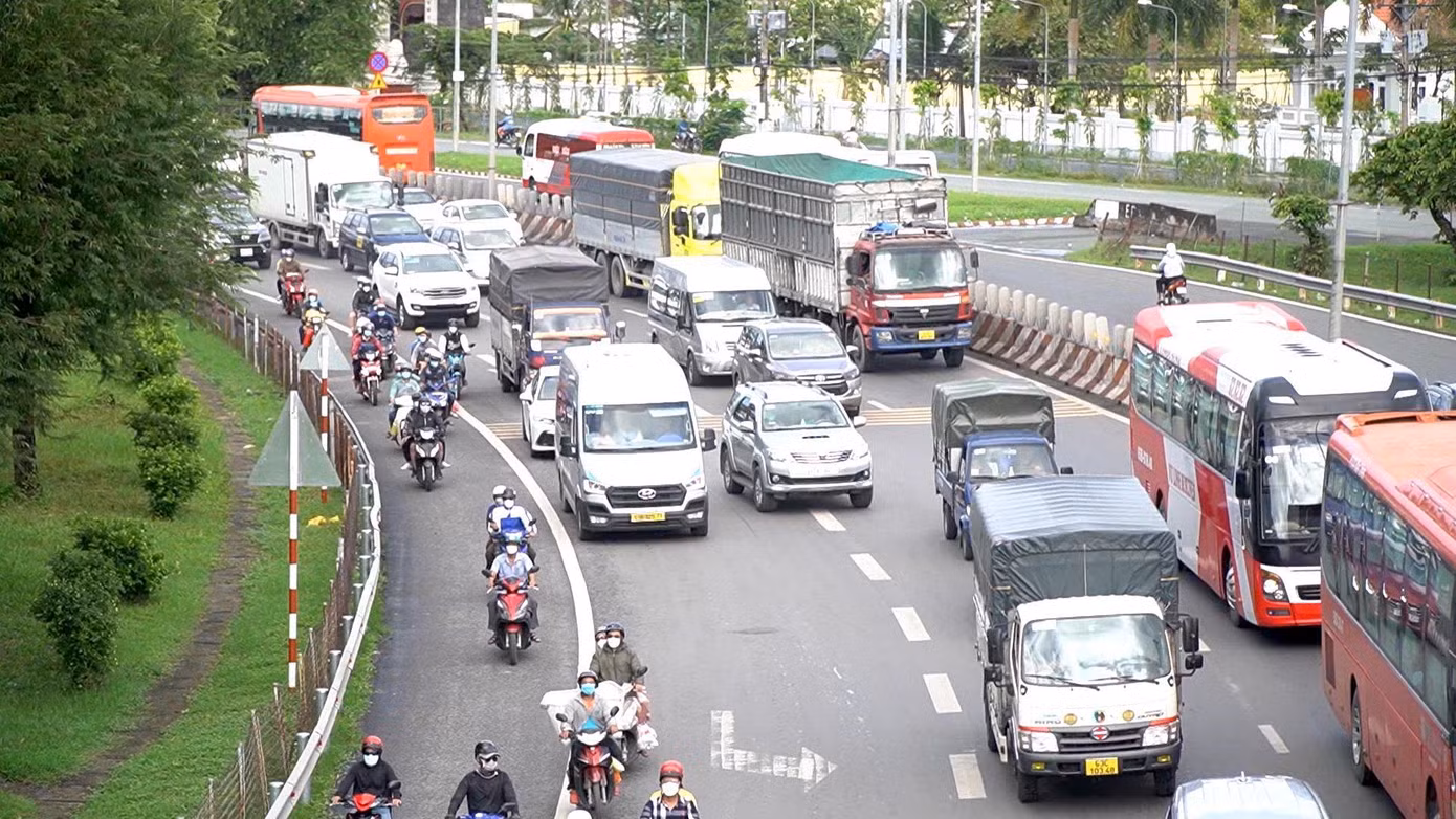 Trên tuyến quốc lộ 1, đoạn qua địa bàn tỉnh Vĩnh Long, xe mỗi lúc một đông.