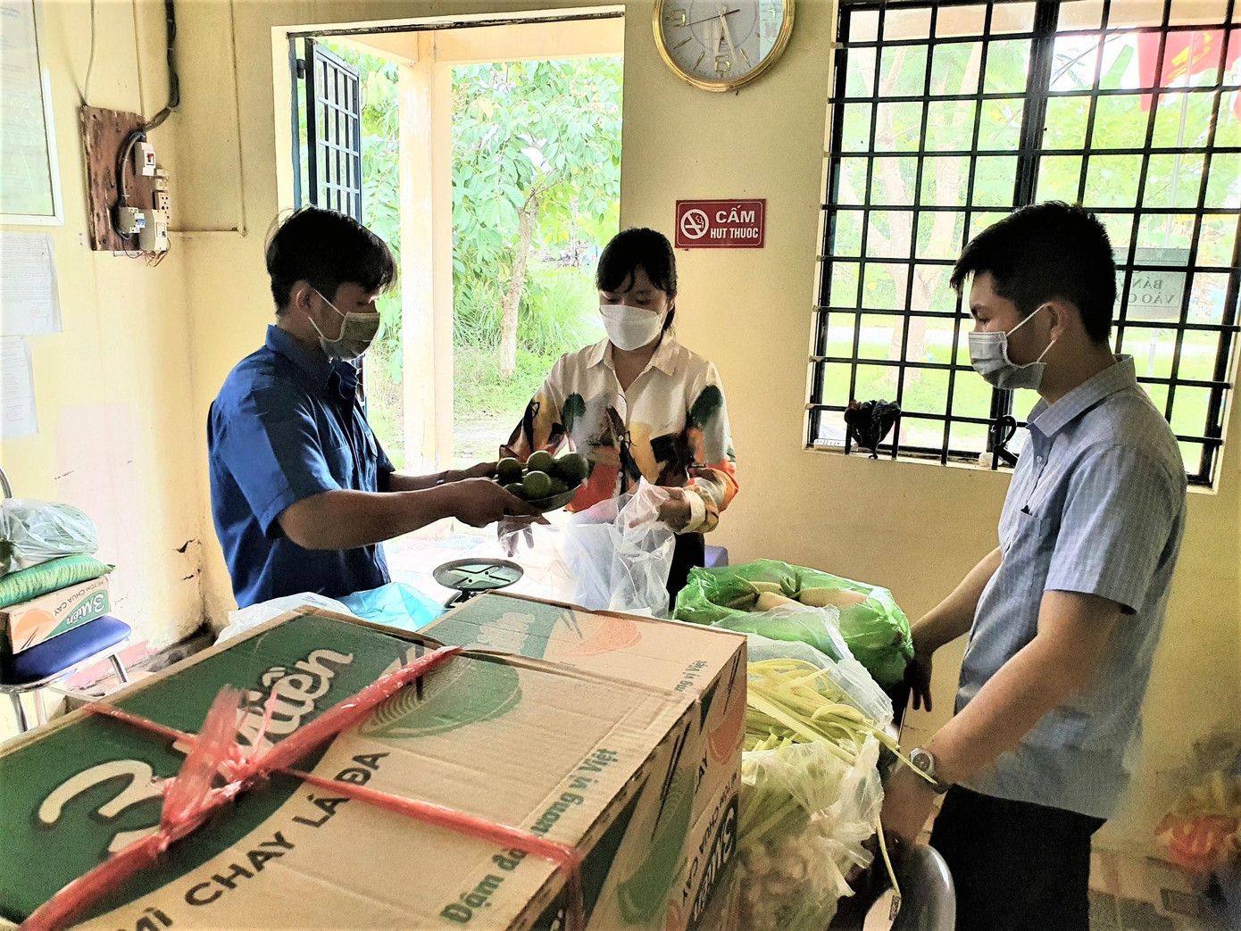 Các bạn Đoàn viên, thanh niên còn vận động hỗ trợ nhiều phần quà như gạo, mì gói, rau củ, vật dụng y tế để hỗ trợ cho những hộ nghèo.