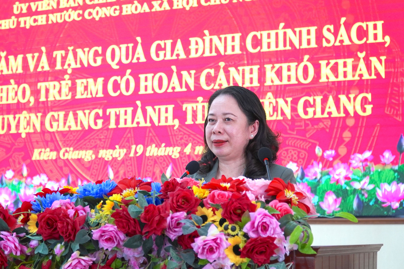 Phó Chủ tịch nước Võ Thị Ánh Xuân phát biểu trong buổi tặng quà tại huyện Giang Thành.